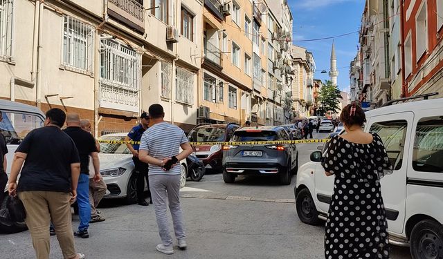 İstanbul’da eşini ve kızını silahla öldüren kişi intihar etti!