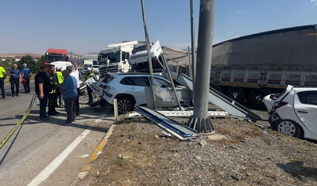 Freni boşalan TIR, kırmızı ışıkta bekleyen araçlara çarptı: 1 ölü, 9 yaralı