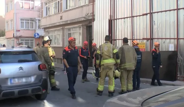 Fatih'te yıkımı yapılan bina çöktü: Yaralılar var