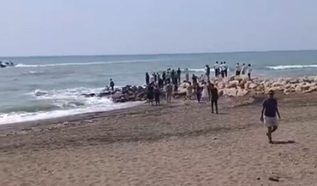 Hatay'da dalgalara kapılan çocuklardan biri hayatın ıkaybetti