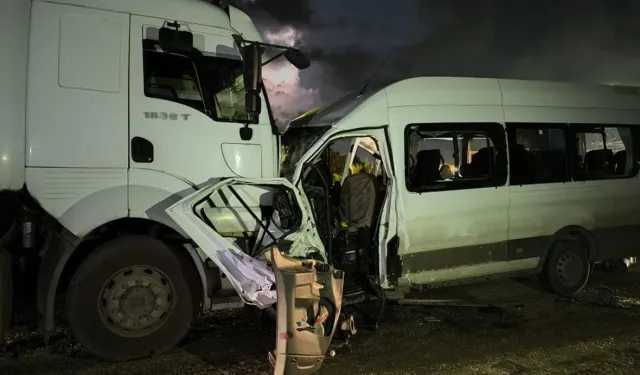 Hatay’da işçi servisi ile tır çarpıştı: 1 ölü, 15 yaralı