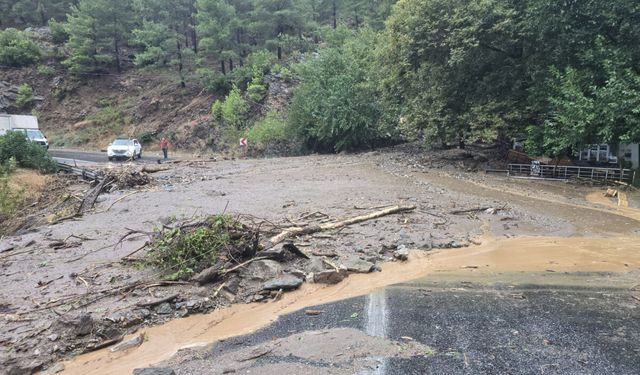 Mersin'de sağanak sonrası heyelan