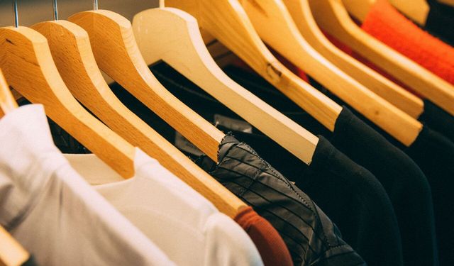 Keten Kumaş mı, Pamuk Kumaş mı? Yazlık Giyim Kombinlerinde Hangisi Seçilmeli?