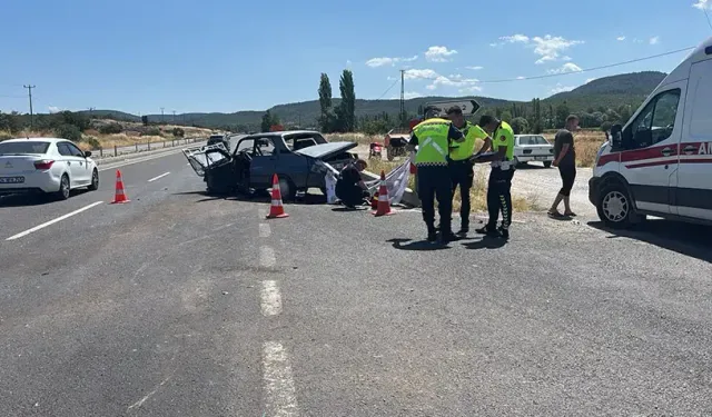 Kütahya'da 2 otomobil çarpıştı; 1 ölü, 1'i çocuk 4 yaralı