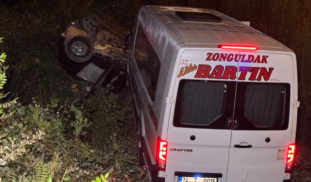 Minibüsü ile otomobil çarpıştı: 11 yaralı