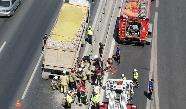Hafriyat kamyonunun altında kalan motosikletli hayatını kaybetti
