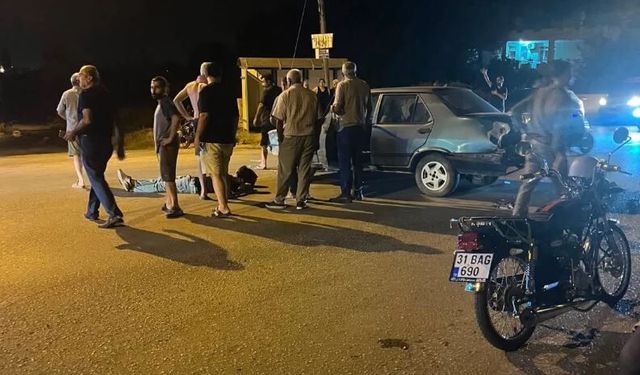 Dönüş yapan otomobile 2 motosikletin çarptığı kaza kamerada