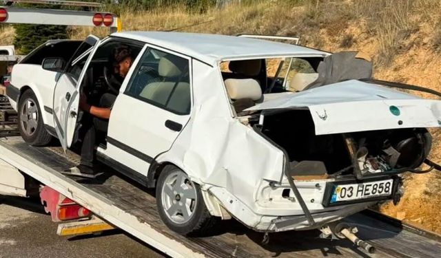 Afyon'da otomobiller kafa kafaya çarpıştı: 1 ölü, 7 yaralı