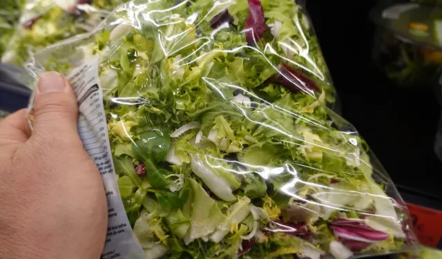 Uzman isimden endişe yaratan uyarı: 'Paketli salatalardan uzak durun'