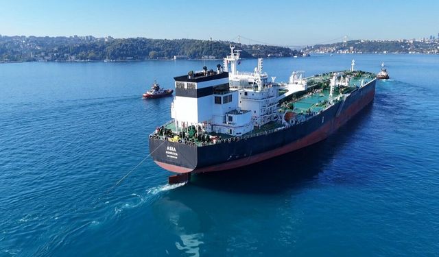 Rusya'da İHA saldırısına uğrayan gemi İstanbul Boğazı'ndan geçti