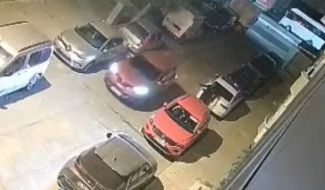 Silahlı saldırıya uğrayan aracın sürücüsü son anda kurtuldu! Saldırı anı kamerada