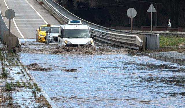 Samsun'da sağanak etkili oldu; sürücüler zor anlar yaşadı