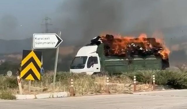 Seyir halindeki kamyondaki saman balyaları yandı; o anlar kamerada