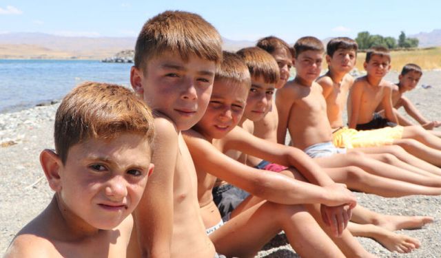 Van Gölü'nün sodalı suyunda çocukların saçları yine sarıya döndü