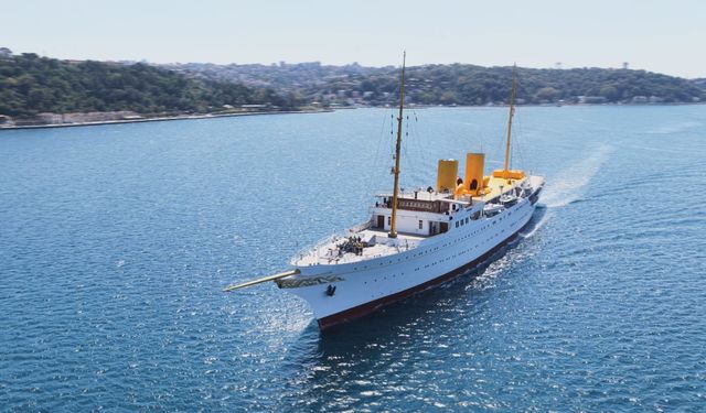 TCG Savarona gemisi İstanbul Boğazı'ndan geçti