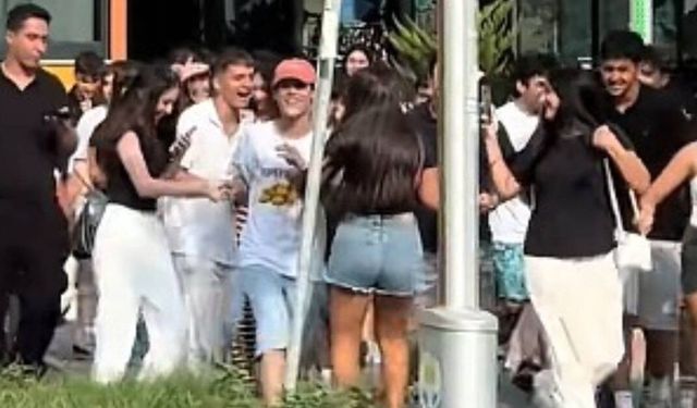 TikTok çılgınlığı izdihama neden oldu: Fotoğraf çektirmek birbirlerini ezdiler!