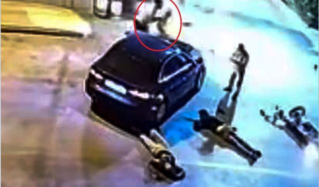 Motosiklete çarptı, kaputtaki çocuğu indirip yaralıları ezerek kaçtı; o anlar kamerada