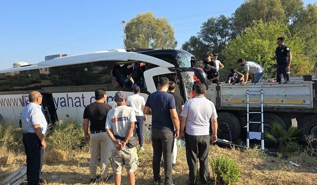 Tur otobüsü, TIR'a çarptı: 2 ölü, 8 yaralı