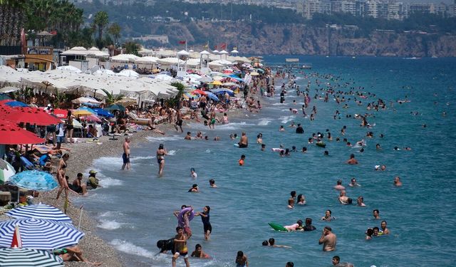 Antalya'da yüksek nem bunalttı, deniz rahatlattı