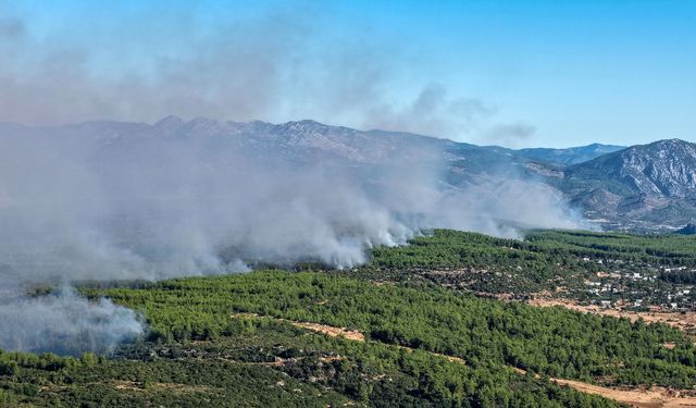 Antalya'daki yangın 2'nci gününde; 2 bini aşkın hane elektriksiz kaldı
