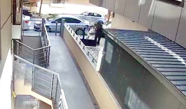 Kadın kıyafetleriyle girdikleri evden 500 bin liralık altın ve döviz çaldılar