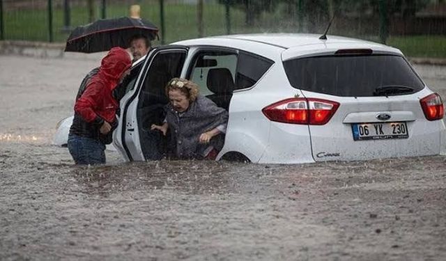 Saat verildi: Meteoroloji’den 12 il için sel, yağış ve fırtına uyarısı!