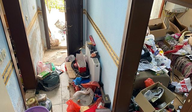 Kötü koku gelen evden 1 ton atık çıkarıldı