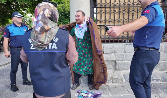 Zabıtalara sürpriz için dilenci kılığına girdi: Yarım saatte 400 lira topladı!