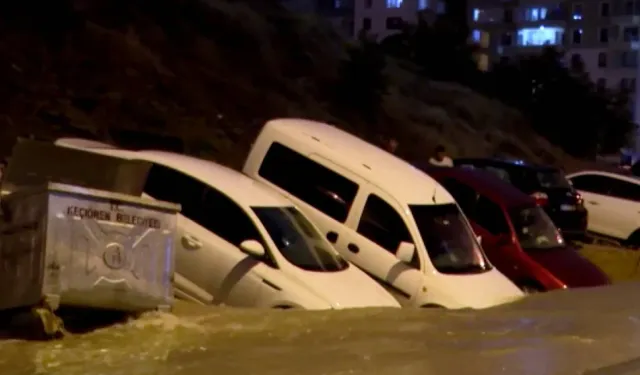 Ankara'da şiddetli sağanak: Keçiören'de yol çöktü, araçlar zarar gördü