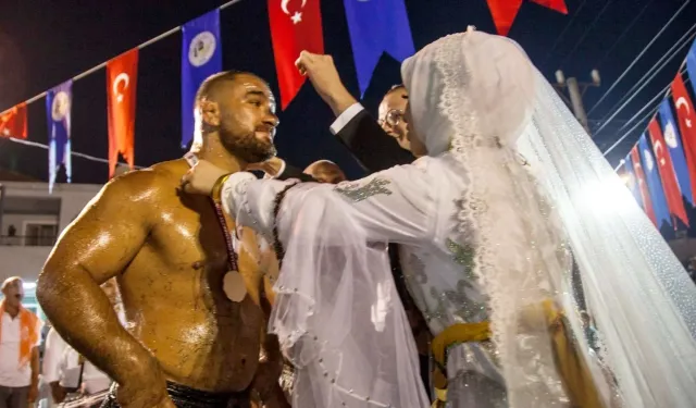 Görücü usulü tanıştılar, yağlı güreşli düğün yaptılar!