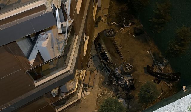 Binanın 3. katına çarpan otomobil, 15 metre yükseklikten bahçeye düştü! Yaralılar var