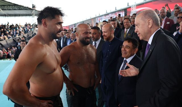 Erdoğan, Yağlı Güreş Cumhurbaşkanlığı Kupası finallerinde Davutoğlu'nu tebrik etti!