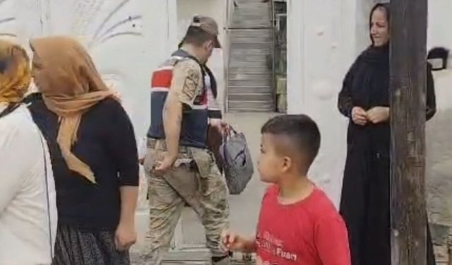 Ev sahibini bıçaklayıp sandalyeye bağladılar, gasbettikleri altınlarla kaçtılar