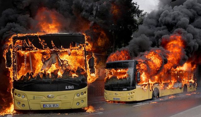 Bakırköy'de seyir halindeki İETT otobüsü alev alev yandı!