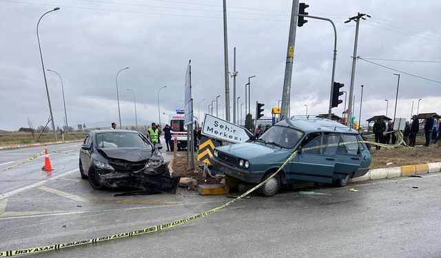 Kütahya'da iki otomobilin çarpıştığı kaza kamerada; 2 ölü, 8 yaralı