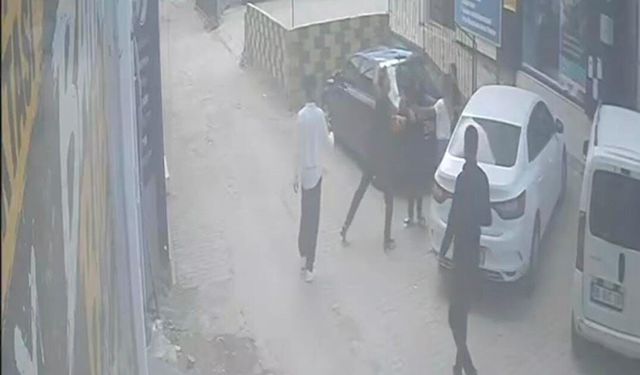 Darbedilen kadını kurtarmak isterken bıçaklandı