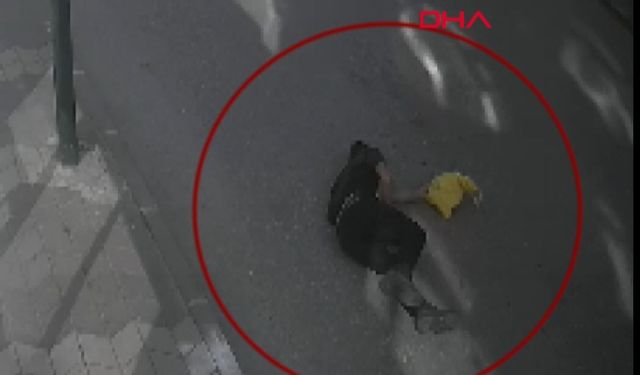 Hareket halindeki kamyonetin kasasından düştü; kaza kamerada