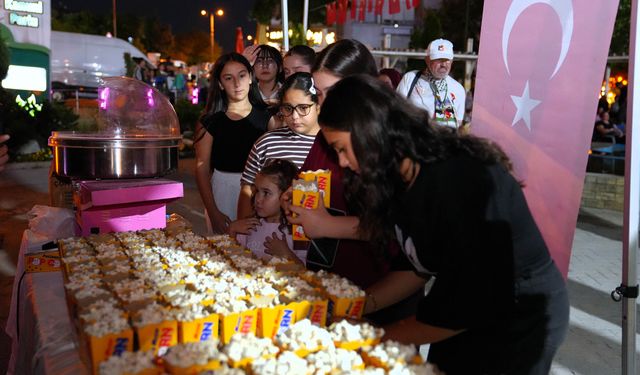 Keçiören’de açık hava sinema keyfi: Hababam Sınıfı Tatilde izleyiciyle buluştu