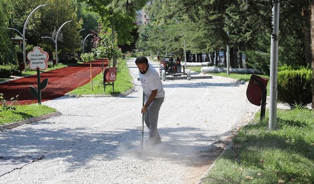 Keçiören’de parklardaki yürüyüş yolları yenileniyor