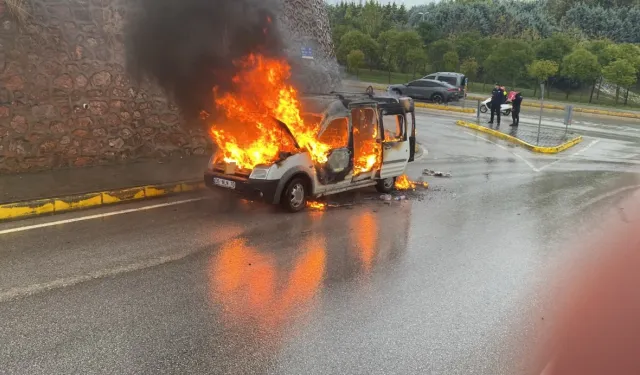 Kocaeli'de otomobil alevlere teslim oldu