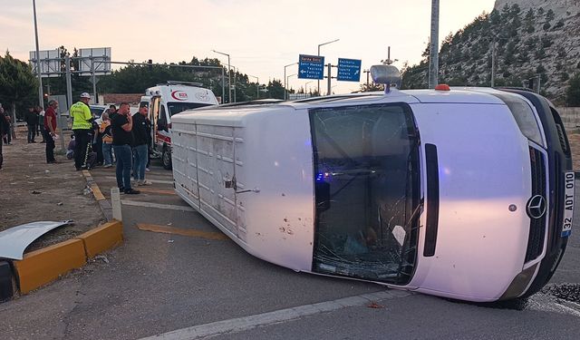 Tarım işçilerini taşıyan minibüs kaza yaptı: 10 yaralı