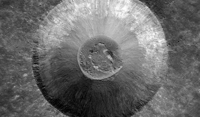 NASA'nın uzay aracı Ay'da devasa yeni bir krater keşfetti