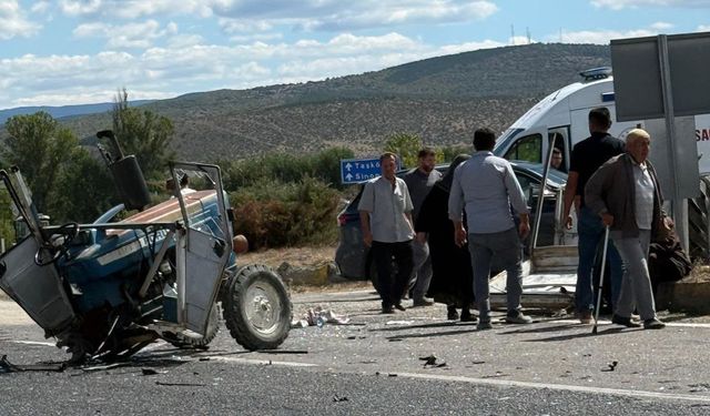 Otomobil ile çarpışan traktör ikiye bölündü