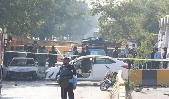 Pakistan'da cami yakınında intihar saldırısı: 16 ölü