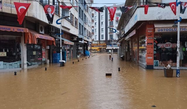 Karadeniz’de sağanak alarmı: Trabzon ve Rize sel sularına teslim oldu