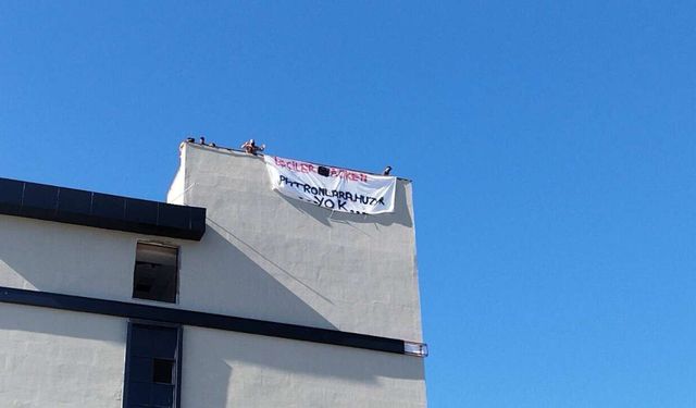 Sakarya Emniyet Müdürlüğü binası inşaatında parasını almaayan işçiler çatıya çıktı!