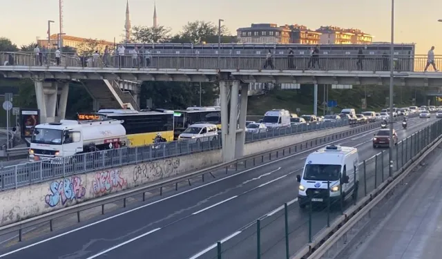 Beyoğlu’nda arızalanan tanker E5'te trafiği kilitledi