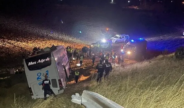 Amasya'da kontrolden çıkarak tarlaya giren yolcu otobüsündeki 24 kişi yaralandı