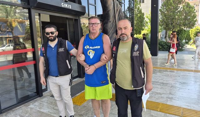 Otel personeliyle tartışıp, Türk bayrağına tüküren İngiliz turist tutuklandı