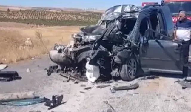 Şanlıurfa’da ticari araç, kamyona çarptı, 4 kişi hayatını kaybetti